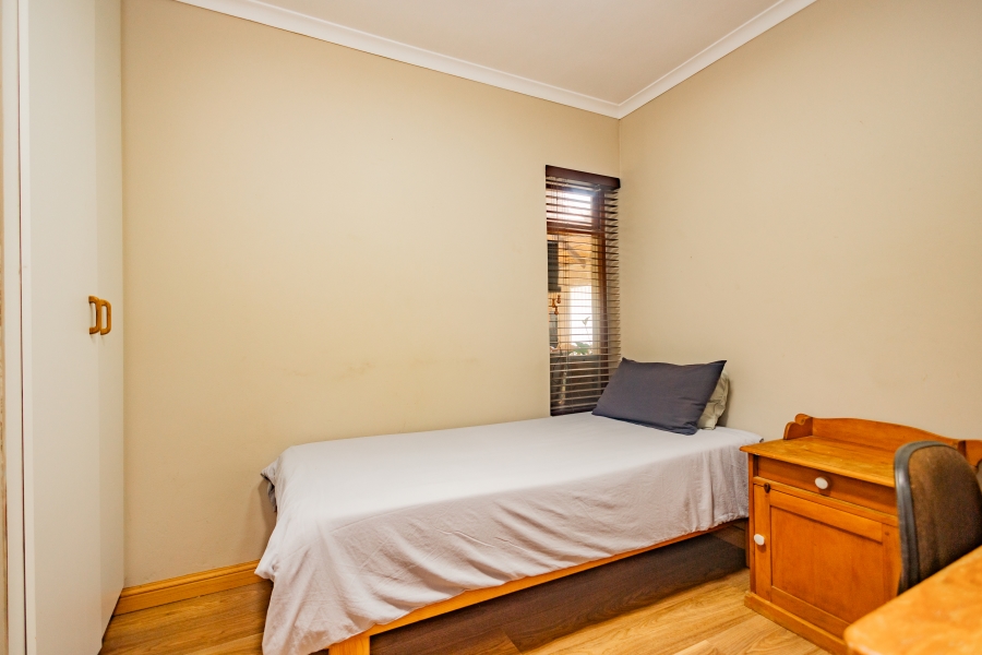 6 Bedroom Property for Sale in Uitzicht Western Cape